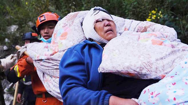 6일(현지시간) 구조대원들이 중국 쓰촨성에서 부상자를 이송하고 있다. EPA=연합뉴스