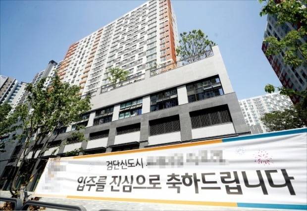 내년 인천 4만3000여 가구, 경기 수원 1만여 가구에 달하는 입주 물량이 예정돼 있어 하락세인 주택시장에 미칠 영향에 관심이 쏠리고 있다. 입주를 시작한 인천 검단신도시의 한 아파트. 한경DB