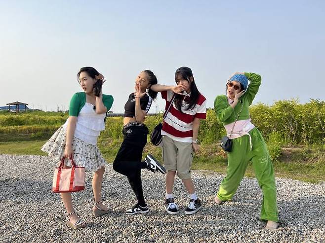 tvN ‘뿅뿅 지구오락실’ 스틸컷. 왼쪽부터 코미디언 이은지, 그룹 오마이걸 미미, 아이브 안유진, 가수 이영지. tvN