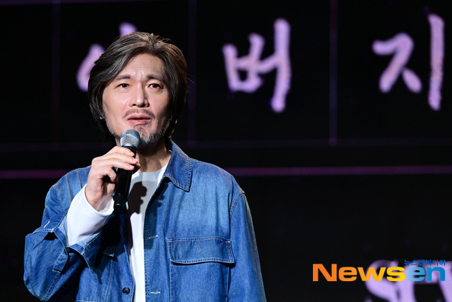 Singer Yim Jae-beom said, It was very hard for 7 years.Yim Jae-beom announced his impression of releasing a new album at a face-to-face showcase commemorating the release of his Regular 7th album SEVEN, (Seven Comma) at Ilji Art Hall in Gangnam-gu, Seoul on September 7.Yim Jae-beom said, Since the theme of the third act is family, Fathers Photo among the songs that included Fathers Photo became the title song.It is not a song that only my father designates and means meaning.I think that I have called for many Feelings such as longing, regret, and wounds for my father who has different names, especially those who have different names, and there will be all of you fathers and living people. Yim Jae-beom has been widowed by musical actor Song Nam-young, his wife of 2017 years; and also suffered a fathers injury after leaving his wife.In response, Yim Jae-beom said: It was just tough.It was hard and some people might say why they wouldnt show up for seven years, but during that time, the wounds were not easily erased.I tried to get out, but I fell again and fell down. I do not want to meet people and forget the wounds, I told them at the hearing in June, but I do not want to laugh and I do not want to watch TV.Then I kept moving away from Music, I did not listen at all. Yim Jae-beoms new album SEVEN, will be released at 6 pm on various sound One sites.The title song Fathers Photo is a song about the complicated heart of a child who feels on his way home with a picture of his father who hates him by spending only time of wounds and conflicts./ Expression