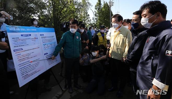 [포항=뉴시스] 고범준 기자 = 이재명 더불어민주당 대표가 7일 오전 경북 포항시 남구 대송다목적복지회관을 찾아 이강덕 포항시장으로부터 제11호 태풍 '힌남노'로 인한 피해현장 보고를 받고 있다. 2022.09.07. bjko@newsis.com