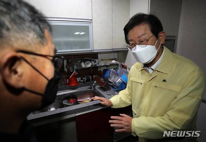 [포항=뉴시스] 고범준 기자 = 이재명 더불어민주당 대표가 7일 오전 제11호 태풍 '힌남노' 영향으로 피해를 입은 경북 포항시 남구 대송면 인근 주택을 찾아 주민들을 위로하고 있다. 2022.09.07. bjko@newsis.com