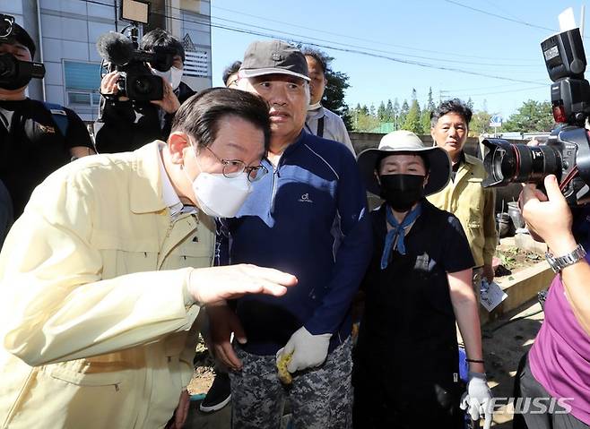 [포항=뉴시스] 고범준 기자 = 이재명 더불어민주당 대표가 7일 오전 제11호 태풍 '힌남노' 영향으로 피해를 입은 경북 포항시 남구 대송면 인근 주택을 찾아 주민들을 위로하고 있다. 2022.09.07. bjko@newsis.com