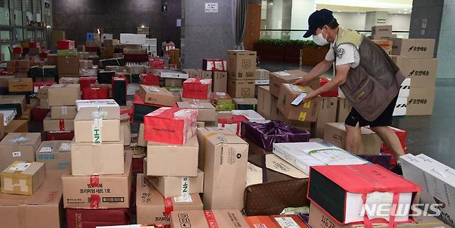 [서울=뉴시스] 김선웅 기자 = 추석을 사흘 앞둔 7일 서울 여의도 국회 의원회관 로비에 국회의원들 앞으로 도착한 추석 선물 택배들이 쌓여 있다. (공동취재사진) 2022.09.07. photo@newsis.com
