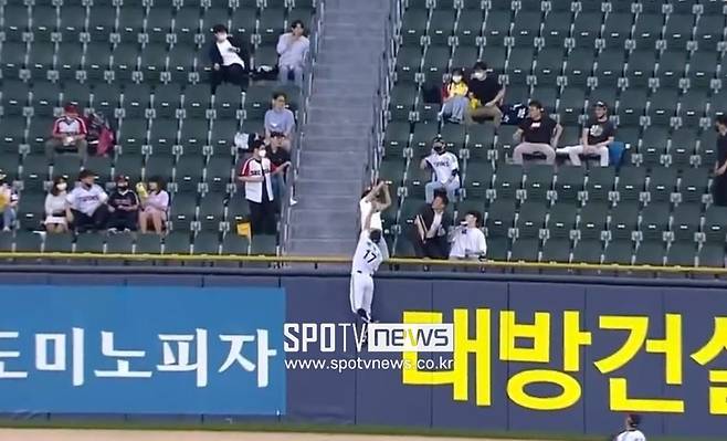 ▲ LG 박해민이 홈런타구를 잡기 위해 담장을 탔다. ⓒ SPOTV 중계화면 캡처