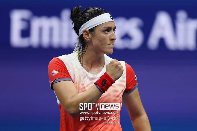 ▲ 온스 자베르가 2022년 US오픈 여자 단식 8강전에서 득점을 올린 뒤 주먹을 불끈 쥐고 있다.