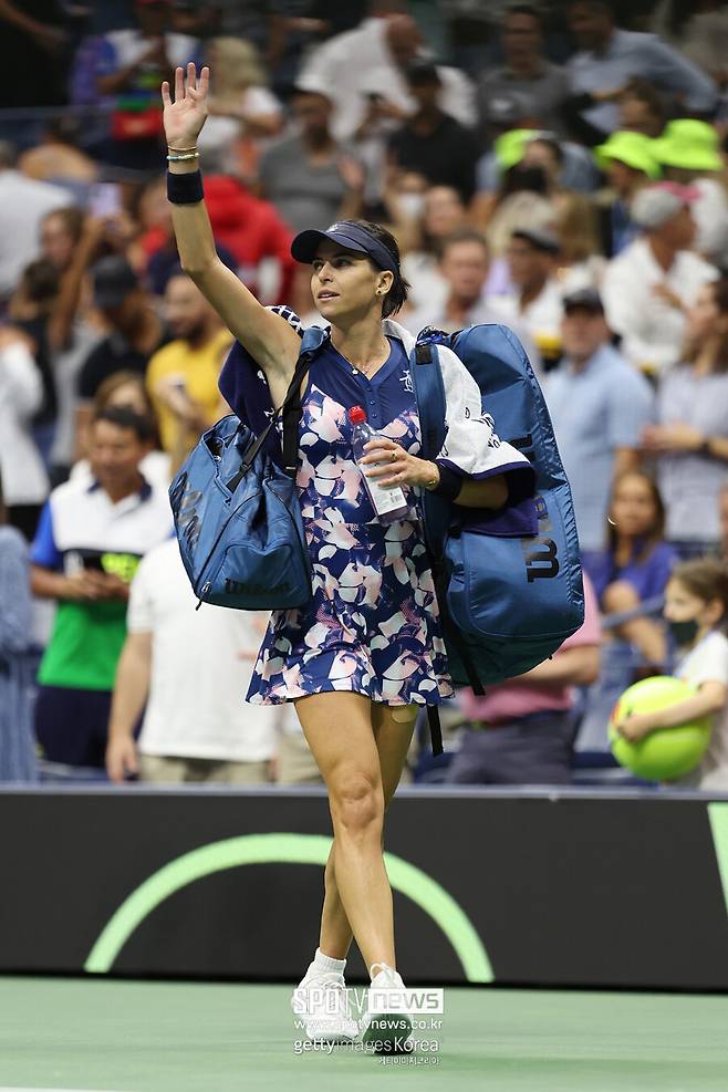 ▲ 2022 US오픈 여자 단식 8강에서 탈락한 아일라 톰랴노비치가 관중들의 갈채에 답례하며 코트에서 퇴장하고 있다.
