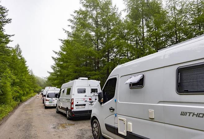만항재에 늘어선 캠핑카들 [사진/성연재 기자]