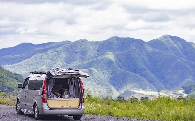 정선 시내가 내려다보이는 곳에서 만난 한 승합차 [사진/성연재 기자]