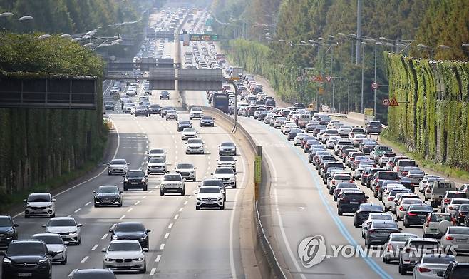 교통안전공단 "추석 귀성길 교통사고, 귀경길보다 1.4배 많아" [연합뉴스 자료사진]