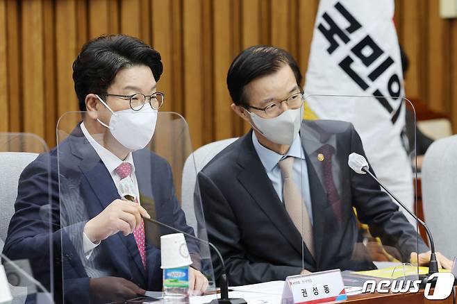 권성동 국민의힘 원내대표(왼쪽)가 8일 오전 서울 여의도 국회에서 열린 태풍 '힌남노' 피해 대책 점검 당정 협의회에 참석해 방문규 국무조정실장과 대화하고 있다. (공동취재) 2022.9.8/뉴스1 ⓒ News1 허경 기자