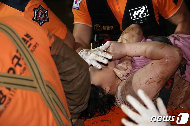 제11호 태풍 '힌남노'가 지나간 6일 오후 소방당국이 경북 포항시 오천읍의 아파트 지하주차장에서 수색 중 발견한 여성 생존자 1명을 구조한 후 들것에 실어 나오고 있다. 2022.9.6/뉴스1 ⓒ News1 공정식 기자