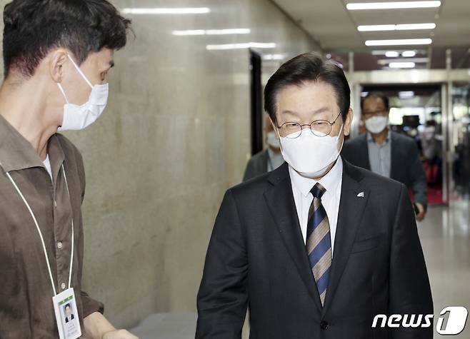 이재명 더불어민주당 대표가 6일 오후 서울 여의도 국회 당대표실로 향하며 취재진의 질문을 받고 있다. (공동취재) 2022.9.6/뉴스1 ⓒ News1 이재명 기자