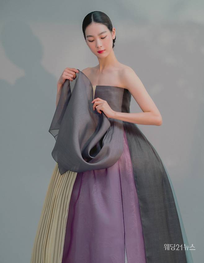 사진 : 한복 이종순한복, 포토그래퍼 멜리브라운 스튜디오, 헤어 유나(뷰티 진동희), 메이크업 송은(뷰티 진동희), 모델 이예담, 천석범, 스타일링 박선혜, 소품협찬 슬기주머니