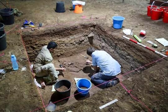 팀 멜로니 박사 연구팀이 인도네시아 보르네오 지역 동굴에서 발견된 3만 1,000년 전 구석기 시대 사람의 유골을 발굴하고 있다. 팀 멜로니 박사 연구팀 제공