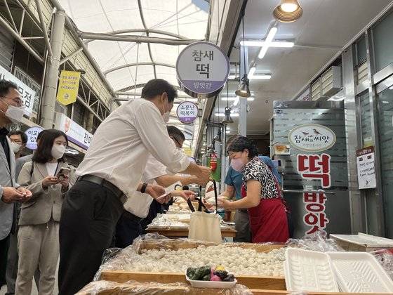 오세훈 서울시장은 8일 전통시장 일부 상점에서 서울사랑상품권을 사용해 물건을 구입했다. 문희철 기자