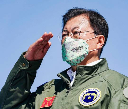 지난 2021년 10월 1일 경북 포항 해병대 제1사단 인근 영일만 해상 마라도함에서 열린 제73주년 국군의날 기념식에서 문재인 전 대통령이 이름과 직함이 각각 새겨진 표찰이 부착된 공군 점퍼를 착용하고 거수경례를 하고 있다. 문 전 대통령 페이스북 캡처.