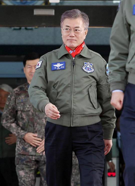 더불어민주당 대선 후보 시절이던 지난 2017년 4월 7일 문재인 전 대통령이 명찰이 달린 공군 점퍼를 착용하고 경기 평택시 공군작전사령부를 방문하고 있다. 문 전 대통령 인스타그램 캡처