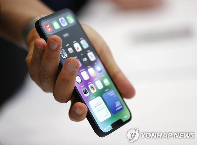 새로 공개된 아이폰14 기본형 [EPA 연합뉴스 자료사진. 재판매 및 DB 금지]