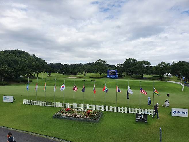 신한동해오픈 2라운드가 열린 고마 컨트리클럽 연습 그린에 국기가 조기 게양됐다.