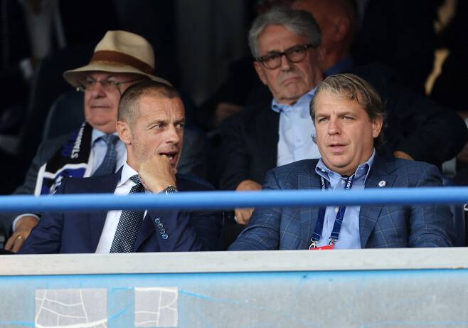 디나모 자그레브전을 관전하는 토드 보얼리(오른쪽) 첼시 구단주.  그는 첼시가 패하자 투헬 감독을 곧바로 경질했다. / 로이터 연합뉴스
