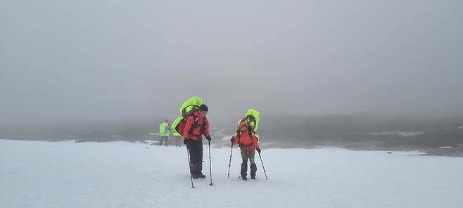 변화무쌍한 날씨는 겨울 오버랜드를 찾는 트레커들의 최대 위험 요소다. 장비를 제대로 갖추지 않으면 낭패를 당할 수 밖에 없다. 트레킹 시작 2시간만에 눈보라를 만났다. 정병선기자