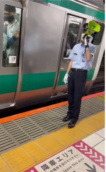 지난달 30일 저녁 일본 도쿄 신주쿠역의 JR사이쿄선 승강장에서 한 역무원이 “치한에게 당하고 싶지 않다면 뒷차량을 이용해 달라”는 내용의 안내방송을 하고 있다./트위터
