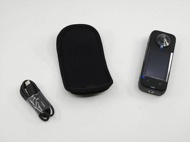 인스타360 X3 구성품. 출처 = IT동아