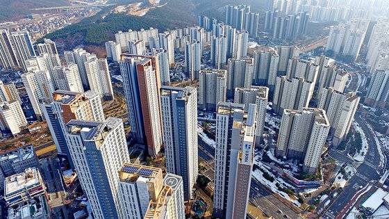 (화성=뉴스1) 김영운 기자 = 정부의 강력한 대출 규제 등으로 매수심리가 꺾이면서 최근 수도권 곳곳서 아파트값이 떨어진 지역이 나오고 있는 가운데 경기 화성시 동탄신도시의 아파트 매매 가격이 하락세를 보이고 있다. 사진은 20일 경기도 화성시 동탄신도시의 모습. 2021.12.20/뉴스1