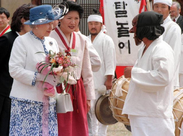 영국인의 정신적 지주이자 영연방의 수장인 엘리자베스 2세 여왕이 96세로 서거했다.      영국 왕실은 8일(현지시간) 여왕이 이날 오후 스코틀랜드 밸모럴성에서 평화롭게 세상을 떴다고 밝혔다.     사진은 1999년 방한 당시 안동 하회마을에서 하회별신굿 탈놀이를 관람한 뒤 공연자와 이야기를 나누는 엘리자베스 2세 여왕의 모습. 연합뉴스