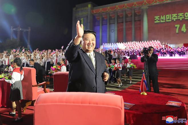 북한 정권수립 74주년(9·9절)을 맞이해 지난 8일 평양 만수대기슭에서 경축행사가 진행됐다고 조선중앙통신이 9일 보도했다. [조선중앙통신, 연합]