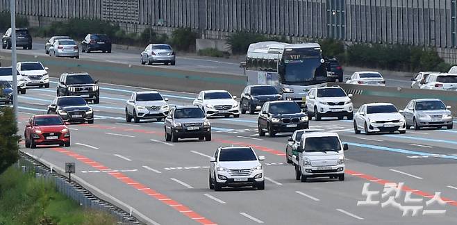 추석 연휴 첫 날인 9일 오전 서울 궁내동 톨게이트 부근 도로에 귀성 차량들이 서행하고 있다. 류영주 기자