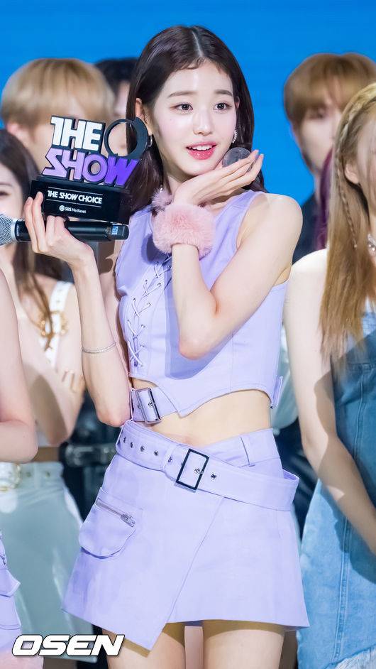 [OSEN=민경훈 기자] 6일 오후 서울 상암동 SBS프리즘타워에서 SBS MTV ‘THE SHOW(더쇼)’ 생방송이 진행됐다.더쇼 초이스에서 선정된 아이브(IVE)의 장원영이 장식이 빠진 트로피를 들고 깜찍한 표정을 짓고 있다. 2022.08.06 /rumi@osen.co.kr