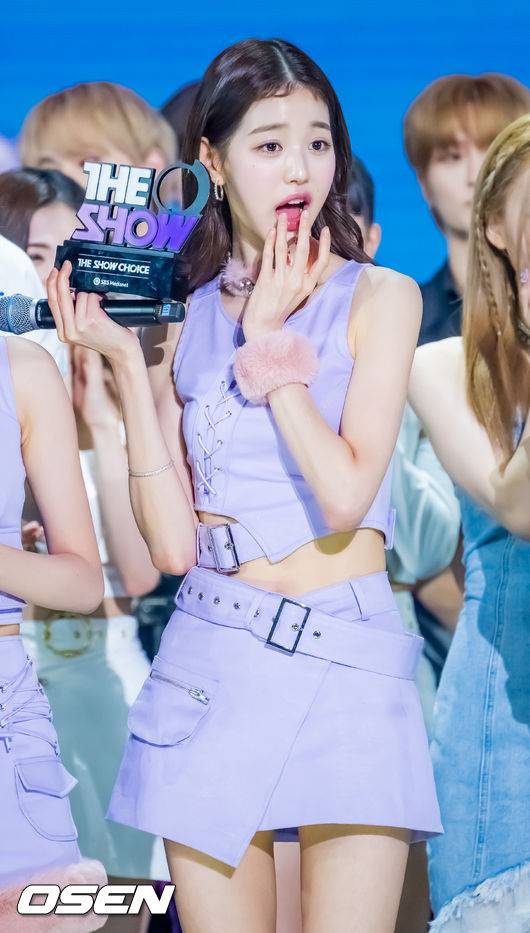 [OSEN=민경훈 기자] 6일 오후 서울 상암동 SBS프리즘타워에서 SBS MTV ‘THE SHOW(더쇼)’ 생방송이 진행됐다. 더쇼 초이스에서 선정된 아이브(IVE)의 장원영이 장식이 빠진 트로피를 들고 깜찍한 표정을 짓고 있다. 2022.08.06 /rumi@osen.co.kr
