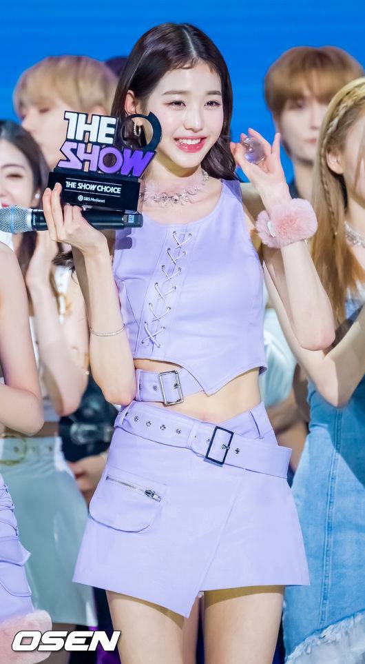[OSEN=민경훈 기자] 6일 오후 서울 상암동 SBS프리즘타워에서 SBS MTV ‘THE SHOW(더쇼)’ 생방송이 진행됐다. 더쇼 초이스에서 선정된 아이브(IVE)의 장원영이 장식이 빠진 트로피를 들고 깜찍한 표정을 짓고 있다. 2022.08.06 /rumi@osen.co.kr