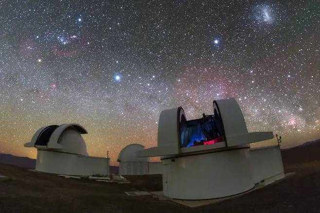 칠레 파라날 천문대에 있는 스페큘러스(SPECULUOS) 프로젝트 지상망원경들의 모습. / 사진=유럽남방천문대(ESO)