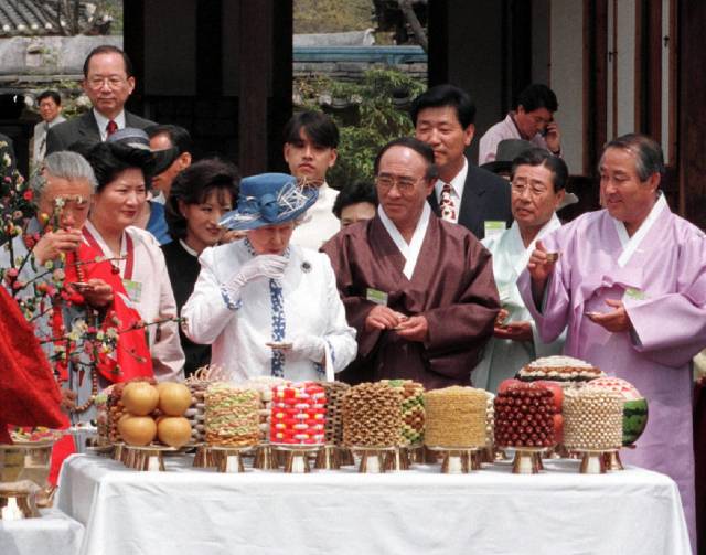 엘리자베스 2세 영국 여왕이 지난 1999년 방한 당시 경북 안동 하회마을에서 생일상을 받고 있다. / 연합뉴스