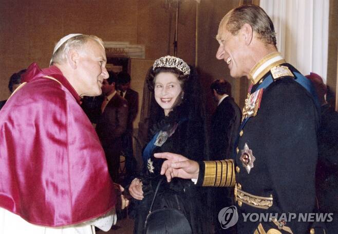 1980년 요한 바오로 2세와 만났을 당시의 엘리자베스 2세 여왕. 오른쪽은 남편 필립공. [AP 연합뉴스 자료사진. 재판매 및 DB 금지]