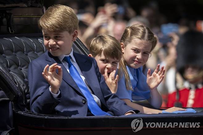 영국 왕실의 아이들 왼쪽부터 조지 왕자와 루이 왕자, 샬럿 공주. 영국 왕위 계승 서열 1위 윌리엄 왕자의 자녀들이다. 재판매 및 DB금지.
