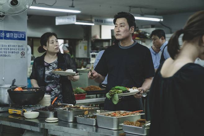 영화 기생충의 스틸컷. 해당 장면에서 기택(송강호 분)은 대만 카스테라 가게를 차렸다가 망한 뒤 발렛을 했다고 밝혔다.
