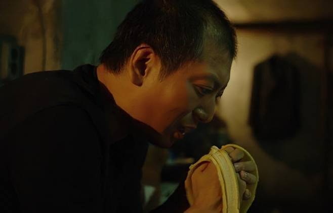 영화 기생충 스틸컷. 해당 장면에서 지하실에 사는 근세(박명훈 분)는 대만 왕수이 카스테라 가게를 차렸다가 망했다고 언급했다.