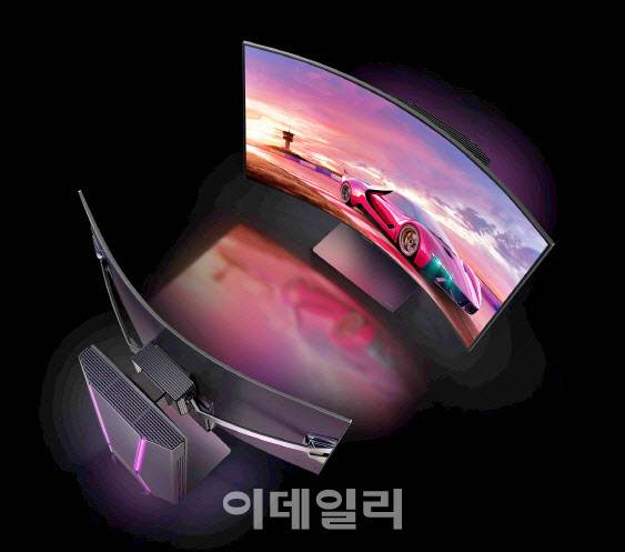 원할 때마다 화면을 구부렸다 펴는 LG전자의 벤더블(Bendable) 게이밍 올레드 TV 플렉스(FLEX). (사진=LG전자)