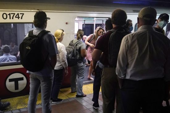 지난 7월13일(현지 시각) 미국 매사추세츠주 보스턴의 사우스 스테이션에서 승객들이 지하철을 타고 있다. [이미지출처=AP연합뉴스]