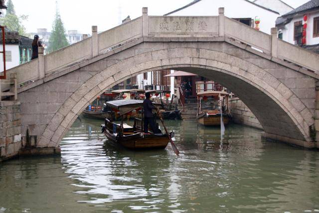 주가각 성황묘교 아래로 오봉선이 지나고 있다. ⓒ최종명