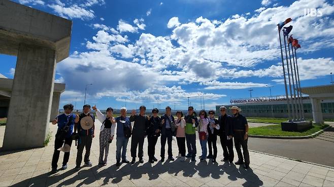 몽골에 첫발을 내딛고 칭기즈칸공항에서 기념촬영을 하는 제15기 제주평화봉사단.