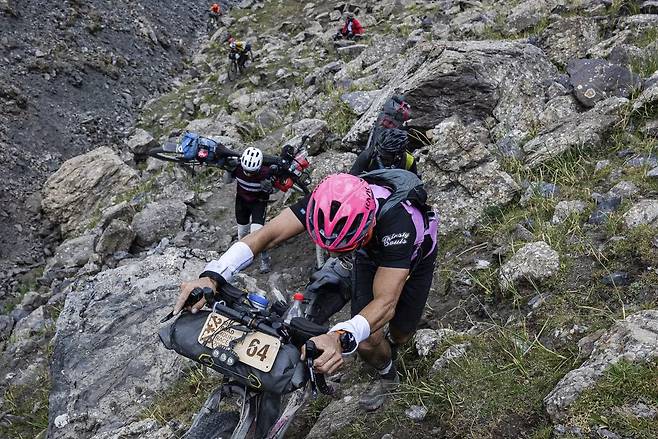 해발 4185m 집틱 패스(Jiptick Pass)를 오르는 참가자들. 박종하 씨는 8시간 동안 자전거를 끌고 올라갔다고 했다. 사진 SRMR