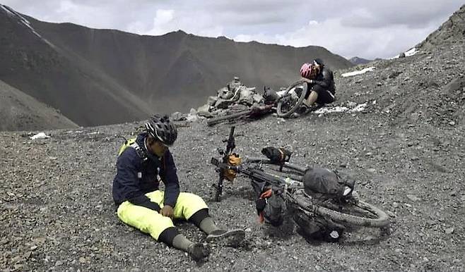 자전거를 끌고 고개 정상에 올라 쉬고 있는 박종하 씨. 사진 SRMR