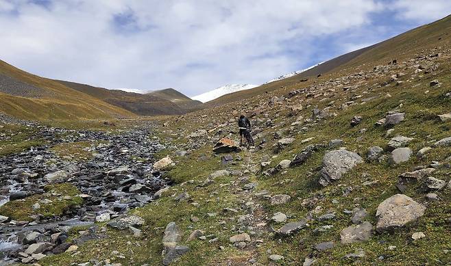 자전거를 타고 오르기 힘든 바윗길을 한 참가자가 자전거를 끌고 이동하고 있다. 사진 박종하