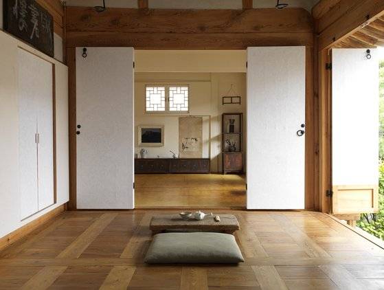 본채는 전통적인 미니멀리즘 방식의 미학 구조를 따르고 있으며, 전반적으로 불교적인 느낌으로 구성되어 있다. 다도(茶道)를 위한 탁자와 방석은 어디든 원하는 위치에 놓을 수 있다. [사진 이종근]