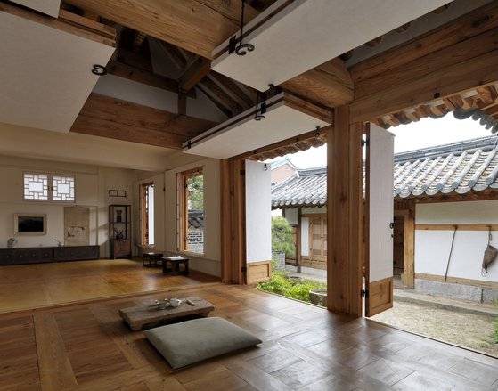 서예실과 손님용 사랑방은 자연스럽게 세월로 물들어 따뜻하고, 고풍스러운 느낌을 선사한다. 한국에서 소나무는 장수와 굳건함을 상징한다. 서예실 외벽 가까이에 심어진 소나무는거주자들에게 행운을 가져다주는 효과를 나타낸다고 한다. [사진 이종근]